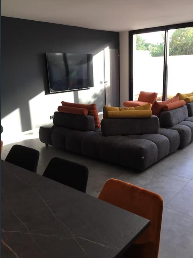Avec Piscine Bord De Villa *