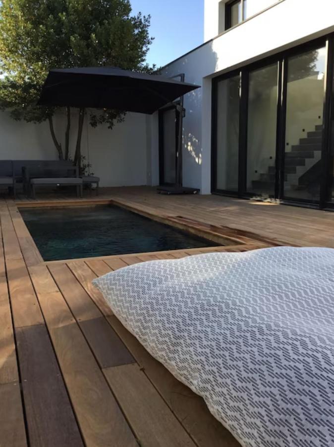 Avec Piscine Bord De